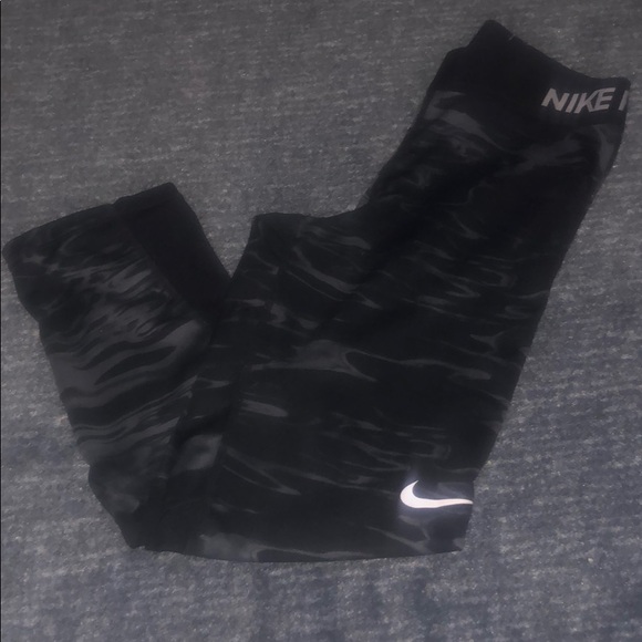 Nike Pants - Nike Pro Capri leggings